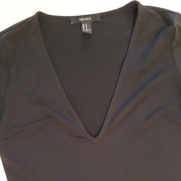 Forever 21 Black Deep V Bell Long Sleeve Top EUC - Picture 3 of 6